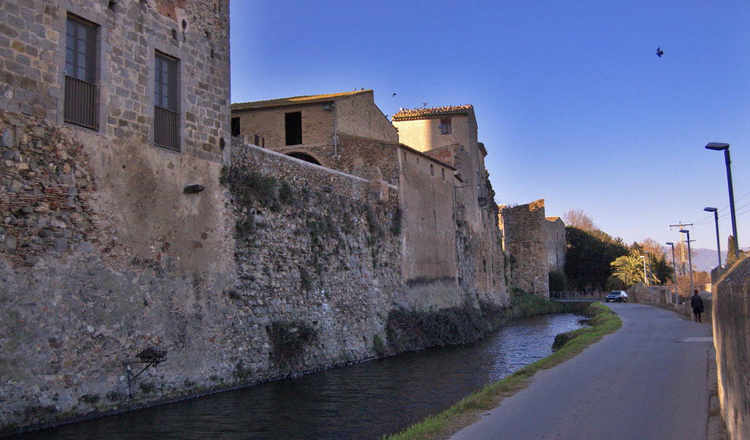 castello-de-empuries-moat-and-wall-A.jpg